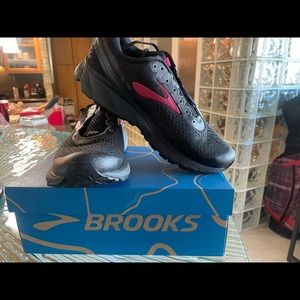 Brooks Gortex Shoes 10B